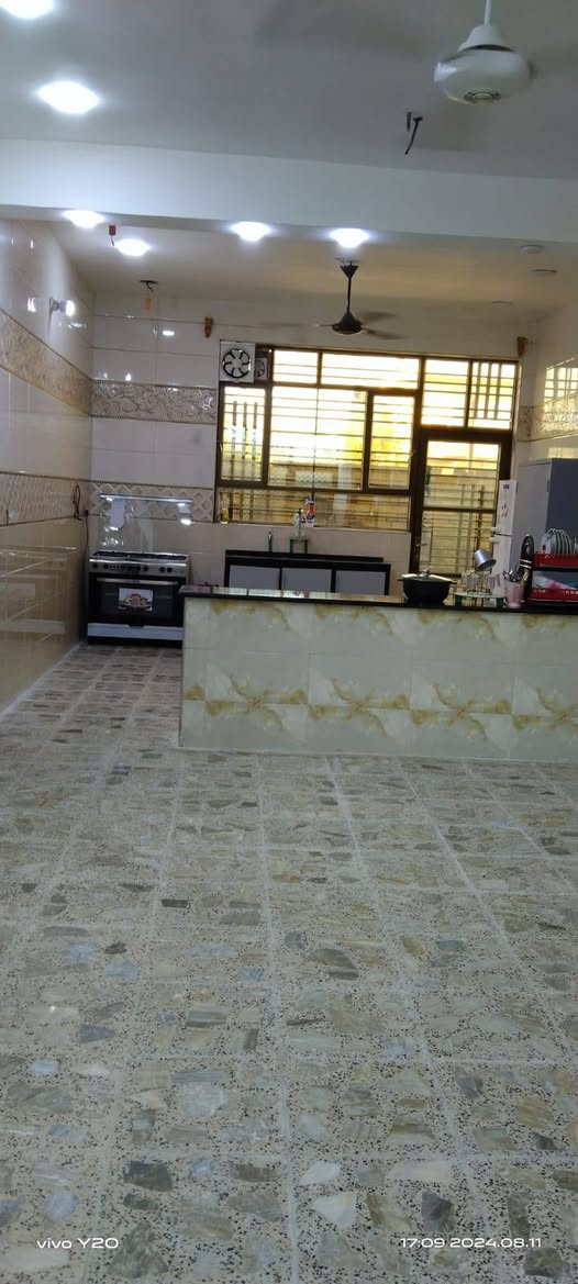 السلام عليكم بيت 200متر للبيع العنوان بغداد جسر ديالى الكرغولية مقابل البنزين خانة البيت يحتوي على استقبال كبير وصالة كبيرة ومطبخ حار وبارد وغرفتين نوم ومنور+حمام طابقين الطابق الثاني عوزة دبل طابوق ويكمل بناء حديث تبليط كهرباء ماء السعر 110وبيه مجال استفسار ***********
