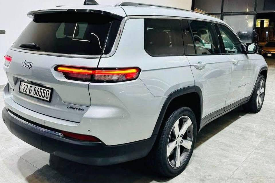 سلام عليكم 👋👋🔥بسعر مرتب
جيب كراند شيروكي L👍
موديل 2021🔥
مواصفات limited 4x4 🔥🔥فوللل فوللل
داخل جلد أسود كراسي منفصل vip 
ماشية 60 الف مايل 
حادث خفيف 
بدون ايرباك 
رادارات كهربائيات كثير محرك بشرط
للتواصل
***********اخوكم حارث العزاوي
