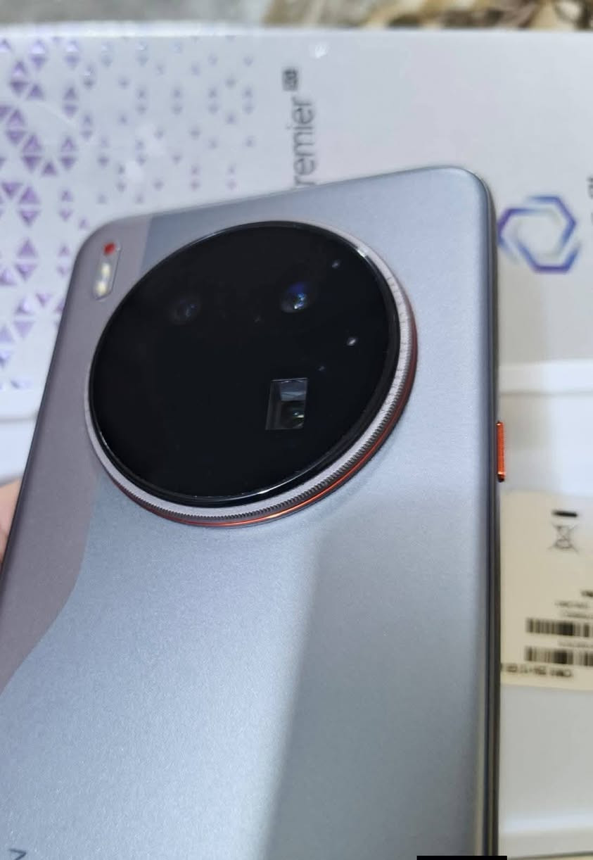 تكنو كامون 40 بريمير 5G
ذاكره 256 رام 12 
جهاز اخو الجديد كامل ملحقاته وزم كاميرا 100X 
سعر 400 رقمي ***********
