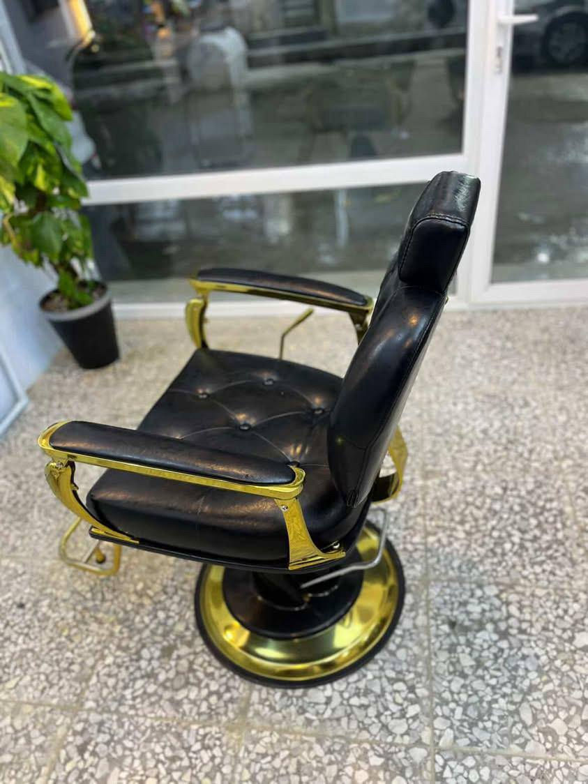 كراسي حلاقه جدد صارلهن سبوع من جبتهن اريد مراوس اذا اكو سود كبار نضيفات سبب البيع محل جبير وهنه ناعمات ،،،، السعر 600 وبيهن مجال قليل مكاني الشعله الخطيب الزراعي ،، ***********
