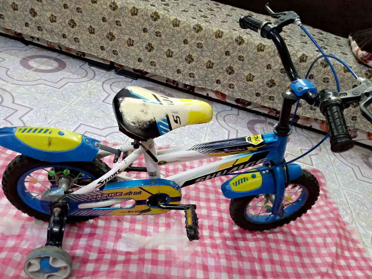 بايسكل نضيف كلو شغال كامل مكمل مع تايرات مساعدة سعرو 35 ***********
