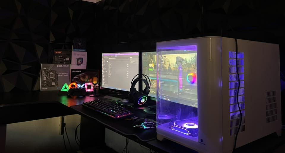 تعال ضلعي . تريد تجميعة جاهزة بس تربط وتشغل . دهاك :
سيت اب كامل 
شاشات عدد 2 ( ايسر 60HZ . سامسونك 60HZ) + كيبورد ميكانيكي + ماوس ميكانيكي + جويستك ps4 + سماعات + بلوتوث + واي فاي + كيبلات كاملة + ميز زاوية 
وشكو شي بالصور تاخذة 

ودهاك هاي مواصفات التجميعة 
RTX 4060Ti
Cor i5-14400F
DDR4 (16GB | 2*8) RGB
M.B ASUS H610M-K D4 ARGB

بدون هارد . ليش ؟ لان الهارد بي كل غراضي

ها ضلعي اقتنعت !؟ 
يلا حبيبي راسلني واتساب ونتفاهم 
0776 222 4467
