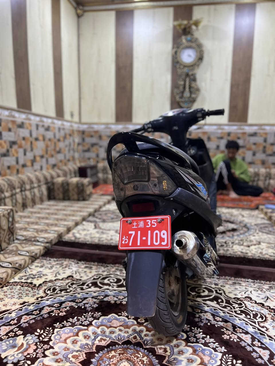 سلام عليكم دراجه ماكس عدله بسعر ٧٧٥ دراجه كلشي شغال وما نقصها شي بس سلف مابيها  جيب سلف شد وشغل وذا ما شتغل عاتبني كهربائيات كلها شغاله محرك مامفتوح ولا تنقيص ولا تبخير صوت خرسه ما تسمع بس صوت لكزوز ولكزوز بلادي من اجت اجه بيها هاذ ستيل صجمي تايرات دبلات كلش حلوات مكاني بصره خمسه ميل رقم هــ/*********** متواجد وتساب
