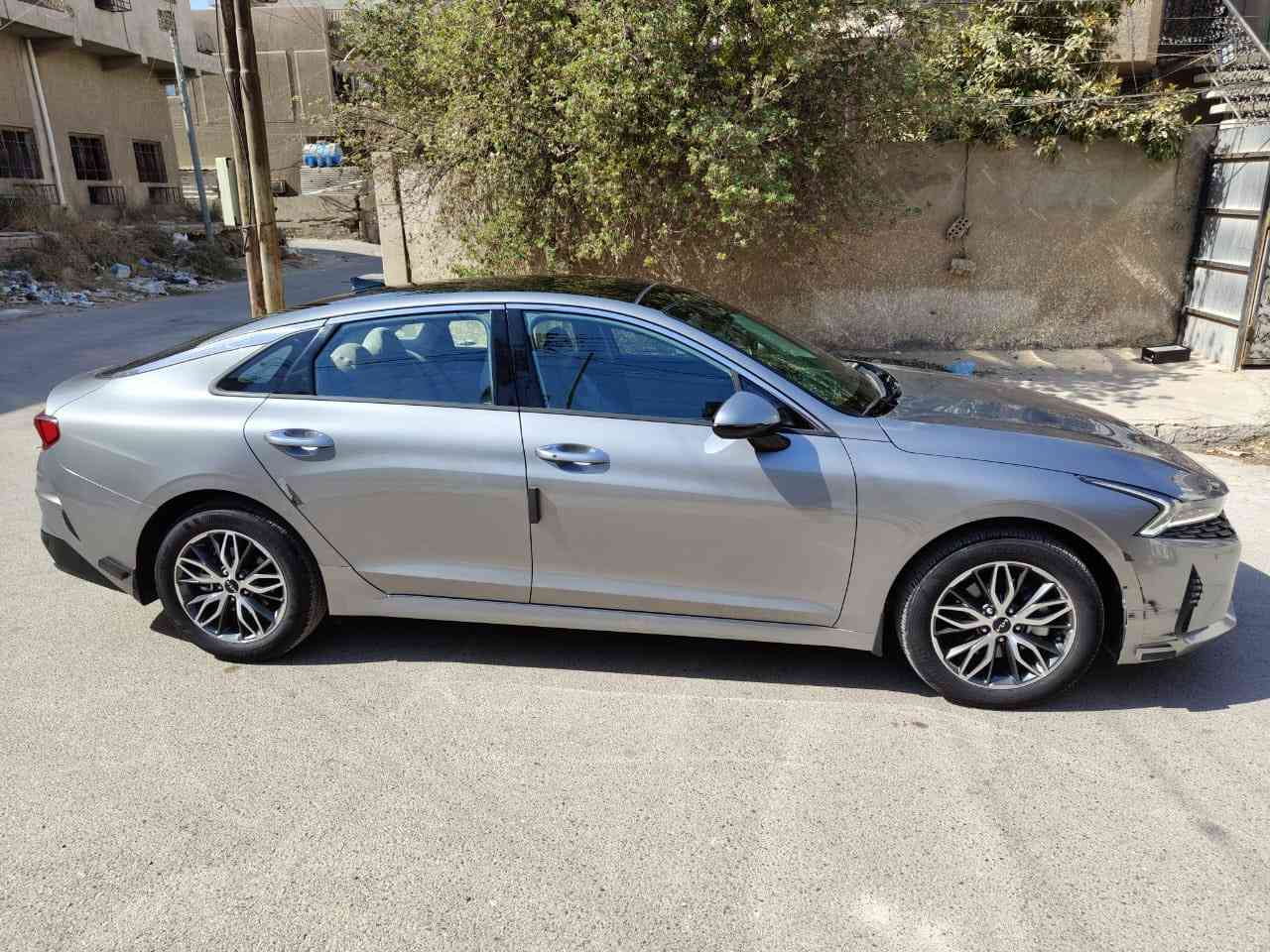 اسلام عليكم
‏Kia K5
الموديل 2023 
السيارة خليجية وكالة 
 المواصفات :
1- بصمة + تشغيل عن بعد 
2- بانوراما 
3- شاشة 
4-كشن السائق كهرباء 
5- لد امامي + خلفي  
6-حساس امامي + خلفي 
7-اشاير بالمري + المري قابلة لطي 
8-ترحيب عند الاقتراب 
9- مانع انزلاق 
10- سايد بريك الكتروني مع الاوتو هولد 
11 الاضوية الداخلي كلها لد 
12- سيارة كشنات جلد مع التدفئة 
13- سيارة ماشية 17 الف كيلو وقابلة لزيادة 
سيارة جديدة بمعنى الكلمة حتى الارضيات ممفتوحات مالتها مال الشركة  nim حتى الاسبير منازل السيارة رقم أربيل  

ملاحظة السيارة بيها بالجاملغ مال سايق بارد على كد 3 اصابع فقط هذا بارد  وشخط بالباب الي خلف راكب 
والدعامية خدوش غير هذا سيارة مكفولة 
السعر 21,300  الف دولار وبيها مجال 
عنوان : بغداد الدورة 
للاستفسار : ‏‪0770 073 1451  : ***********
