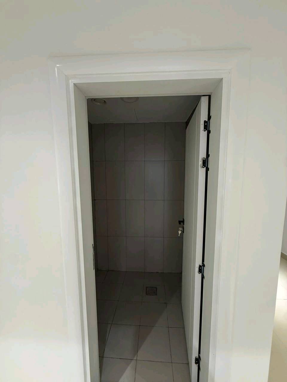 شقه للأيجار في مجمع رويال ستي المنصور مساحه ١٩٨ في البرج الرابع وتتكون من ٣ غرف و٣ حمامات ومجهزة كاونتر وسبالت تفاصيل اكثر على رقم 