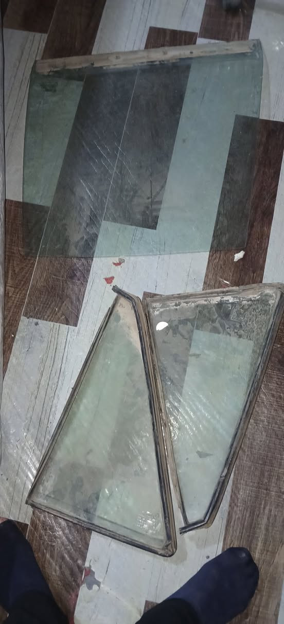 قاعدة فيوزات كاملة مع كتفاتهن وجامة باب خلفي مع مثلثات للبيع 70الف الشراي يتصل ***********
