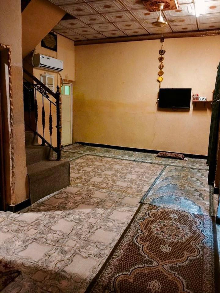 🏡 بيت طابقين للبيع – دور الشرطة / شارع القائد
📍 موقع مميز جداً:
ركن بفرع وسط فرعين + معزول وهادئ ✔️

📐 المساحة: 125 متر
🚶‍♂️ بيه ترك (مشاية) جانب البيت

🔹 تفاصيل البيت:
 • مطبخ مرتب
 • استقبال (صالة ضيوف)
 • 4 غرف نوم
 • حمامين
 • تواليت خارجي
 • 4 سبالت (3 بالطابق الأرضي + 1 بالطابق الثاني)
 • كاونتر فره كاملة جديدة ومصممة بشكل حديث ✨

⚠️ ملاحظة بكل أمانة:
الطابق الثاني بيه مشكلة بسيطة بالصالة (الصب متأثر من الرطوبة)، وتم تدعيمه بدعامات، ويحتاج شغل بسيط وما يكلف هواي 👍

📄 نوع العقار:
رقم حكومي – معاملة كاملة باسم المالك ✔️

💰 السعر: 110 مليون
📉 قابل للتفاوض للجادين

📞 للاستفسار والتفاصيل أكثر، تواصل خاص او اتصال 
***********
#عقارات_البصره #سيد_حسن #عقارات #عقار_للبيع #البصره
