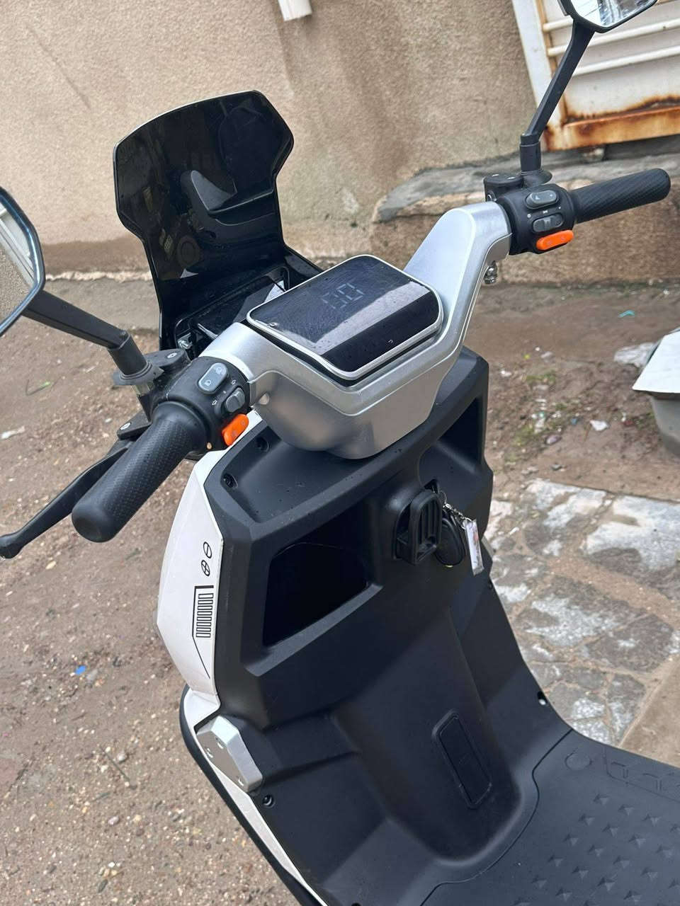 سلام عليكم ورحمه الله وبركاتو 
دراجه شحن الصاعقه موديل 2026
شركه واحد عراق  معروفه 
ملف 2000 عدد البطاريات 6كبار مسطره
عدد التحويلات 4 
تقطع مسافه 70 k حقيقي 
 السعر 900 وبيه مجال بسيط جدا مكاني بغداد الزعفرانيه ***********
