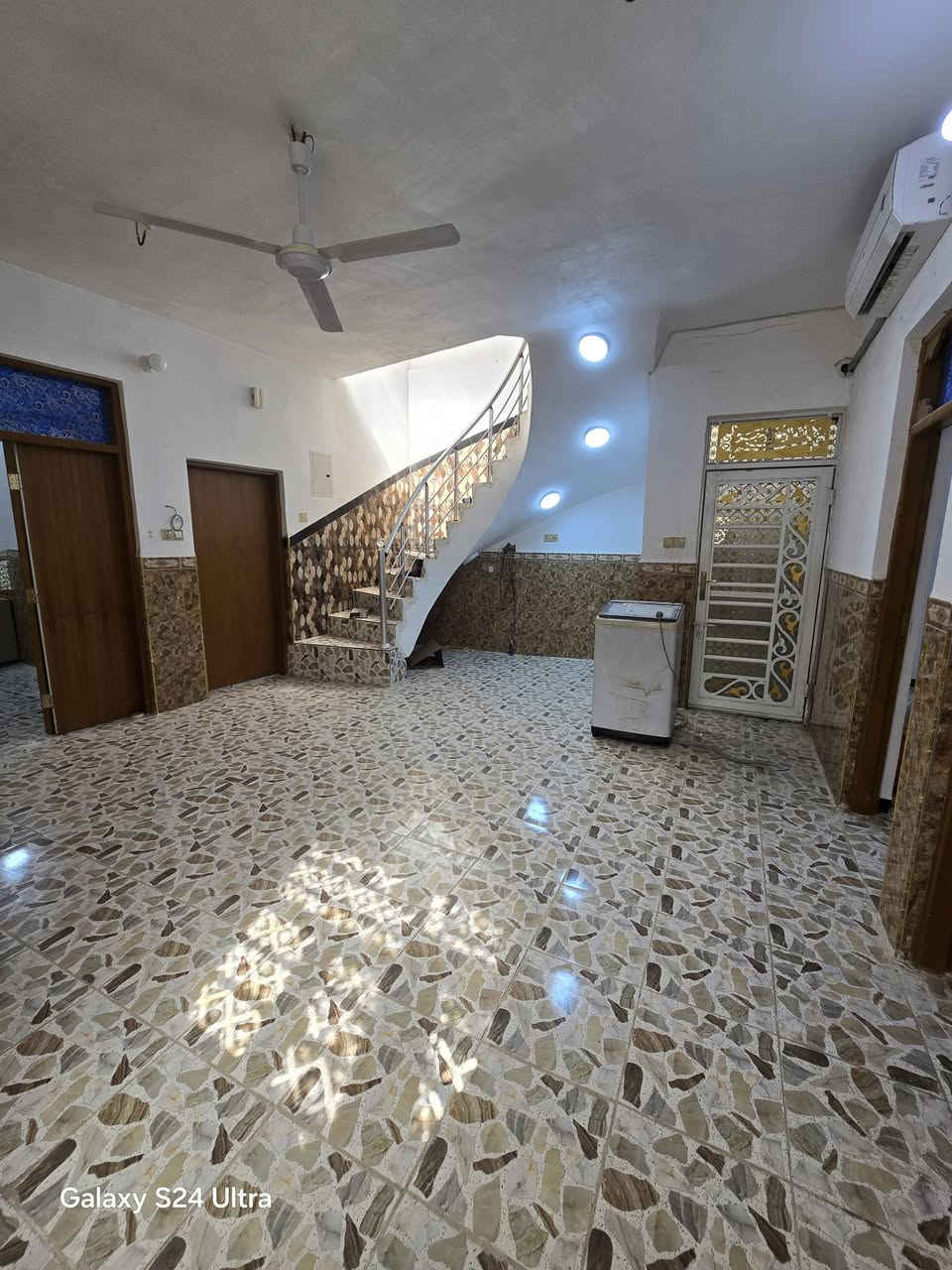 بيت لبيع بشارع المطار الجديد المساحه ١٥٠متر يحتوي على غرف٢ وصاله ومطبخ وستقبال ومكشوفات٢ وصحيات داخليه وخارجيه السعر ٦٨وبي مجال مكتب بركات ام البنين مقابيل شارع السبيس للستفسار *********** كونكريت البناء بلوك مع الاثاث
