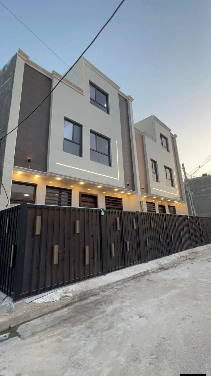 تونات 50 متر للبيع واجهة 6 زيرو
كل دار يحتوي على هول صالة منور

 مطبخ وخدمات  غرف نوم عدد3

حي الجهاد ديوان المخابرات 

للاستفسار ☎️ *********** واتساب
