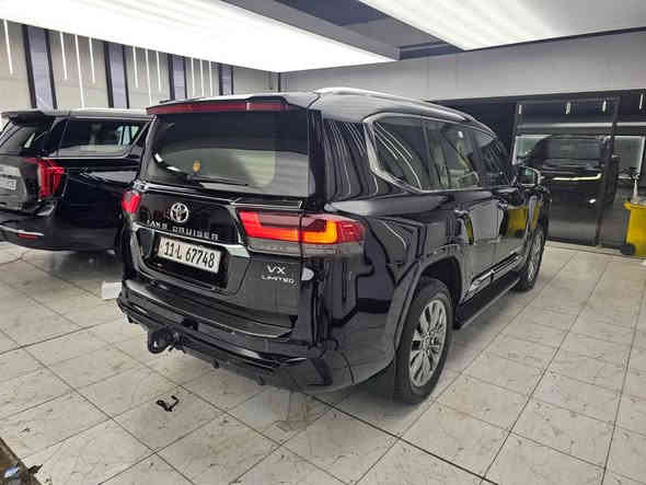 السلام عليكم 
للبيع تويوتا لاندكروزر 
موديل 2024 
VX لمتدد فول مواصفات 
بريم اصلي رادار امامي وتحديد مسار و5 كامرات وكراسي تدفئة وتبريد حتى الخلفيات والكراسي كلهن كهرباء حتى ال7 راكب هم كهرباء وكرسي السايق  خزن ميموري وبقية المواصفات المعروفة باللمتدد الvx 
السيارة مغلفة PPF من جانت زيرو ضمان 15 سنة 
مكفولة كفالة عامة عدا ملاحظة جدا بسيطة 
ماشية 12 الف جديدة جدا بحالة الزيرو 
رقم بغداد الجديد وبأسمي تحويل مباشر 
السعر 800 وبيهة مجال 
***********
*********** بغداد
