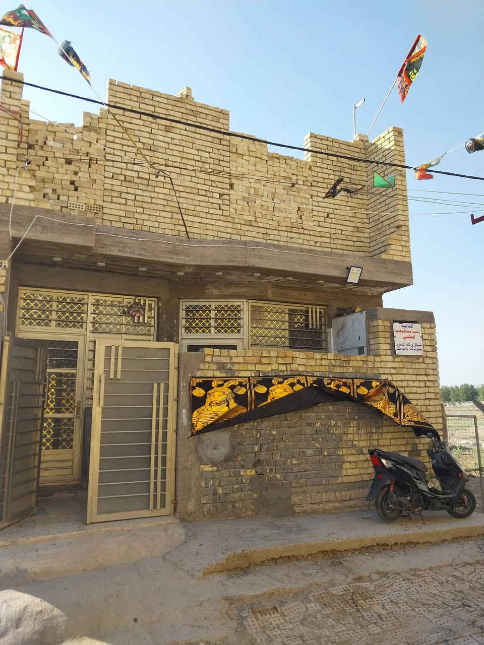 السلام عليكم دار للبيع مساحه 100 م الواجهه 6 وربع النزال 16 البيت زجيل ع شارعين يتكون البيت مطبخ بارد استقبال مفتوح ع حولي مطبخ حار وغرفه نوم واحده  والطابق الثاني هيكل صاعد بس جدران منطقه حجيه سهام الاستفسار.. الرقم ***********... ***********
