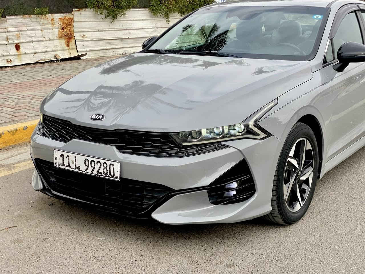 السلام عليكم 
K5 GT LINE 2021 
للبيع كي فايف جيتي لاين فول مواصفات عدا البانوراما 
لون سمنتي مميز رقم بغداد بأسمي تحويل مباشر 
بصمة تشغيل وبصمة ابواب وجنطة 
ترحيب عند الاقتراب وفتح الجنطه عند الاقتراب 
تشغيل عن بعد 
كشن كهرباء 
تبريد مناخين منفصل الصدر والسائق 
اربعة أنظمة قيادة سبورت ، نورمال ، كوستم ، سمارت 
رادار امامي جانبي خلفي 
مري كهرباء ونقطة عمياء 
قيادة ذاتية
شاشة كار بلي ،كامرا دوارة 
سيارة جديدة جداً صدر امامي وخلفي جديد تخم تايرات جديد ماشية 58 الف mi 
حادثها جانبي بدون دواخل موضح بالصور مع السونار ايرباك بردة فقط وراجع سستم
بالعراق انصبغ نص هلال جاملغ خلفي فقط موضح بالصور 
السعر 163 
📞*********** بغداد الكرخ
