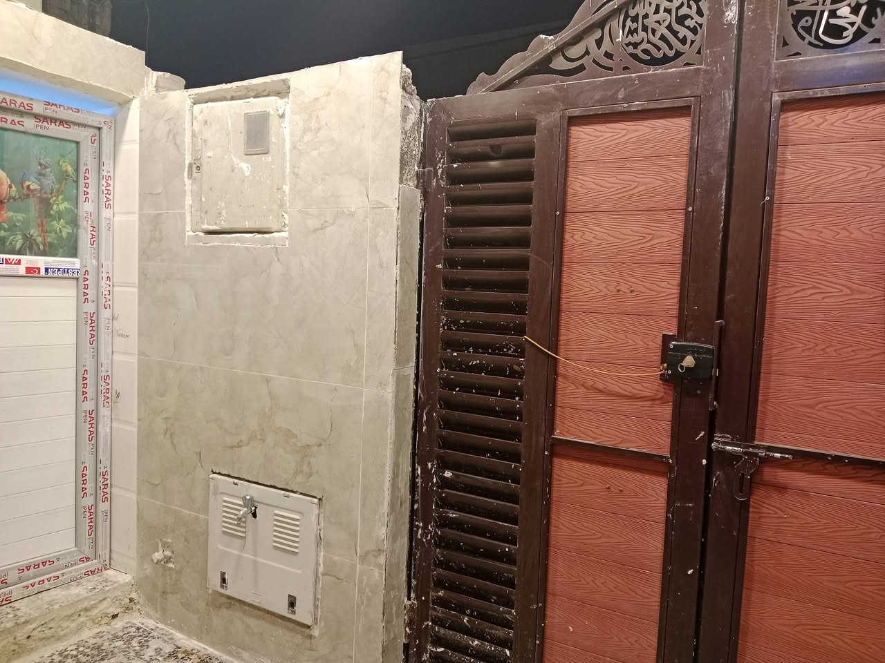 بيت 110 متر  واجهيه 10 ونزال 11 يحتوي استقبال 6 مترات ×5 عرفه نوم 4×5 صاله استقبال ثانيه 4×5 ومطبخ يحتوي ع حمام ومنور الطابق الثاني 3 غرف نوم مع صحيات قطاع 18 قريب ع فلاح رقم الهاتف ***********
