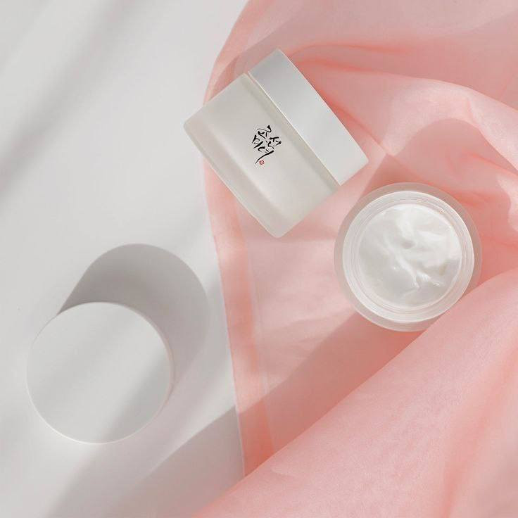 @الجميع
dynasty cream من beauty of Joseon 🤍
كريم مرطب من براند بيوتي اوف جوسون الكوري 🇰🇷🇰🇷
من افضل المرطبات عالميا يحتوي مرطب داينستي من بيوتي اوف جوسون على مستخلص ماء الارز الذي يساعد على تفتيح البشرة والقضاء على البقع الداكنه والتصبغات للبشرة مناسب لجميع انواع البشرة حتى الحساسة والحساسة جدًا لانه مصنوع من مواد مستخلصة من الطبيعة 

• يمنح قوامه ترطيبًا وتغذية عميقة وطويلة الأمد
• يوفر الرطوبة والتغذية من أعماقها. رطوبة طويلة الأمد غني بـ 2٪ نياسيناميد و 2٪ سكوالين 
• يوازن الزيت والرطوبة ويحمي البشرة من المؤثرات الخارجية
• توهج رقيق يوفر هذا الكريم لمسة نهائية لطيفة ولامعة. يخلق توهجًا طبيعيًا وصحيًا عند استخدامه مع كريم الأساس
* أمن على جميع انواع البشره حتى الحساسه 
* أمن على الحامل والمرضع 
المنشأ كوري🇰🇷اصلي💯
السعر 12 الاف 
🚘 يوجد خدمة توصيل لجميع محافظات العراق ٤ الاف 🚘


**إذا كنت صاحب هذا الإعلان وتريد حذفه لأي سبب، رجاءا أرسل رسالة إلى الدعم الفني**