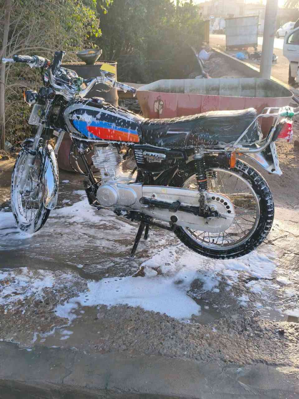 سلام عليكم دراجه للبيع جديده ما ناقص منها برغي محرك ما مفتوح برغي منه رقم وسنويه سعره {واحد و900} وبيه مجال المكان الكرنه بني منصور اتصل على هذا الرقم 
{***********}{🏍🔥}
