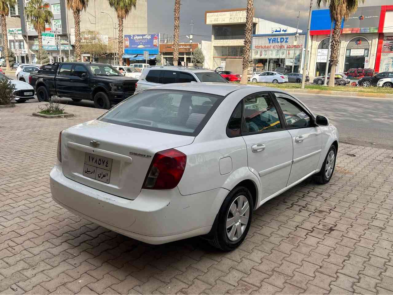 شوفرليت - optra
موديل ٢٠١٠
٢٤٥ هةزار رويشتووه
گير عادى 
گير - مةكينه - تةحويل - غرامه - بةشةرت
بةناوى خومه 
سنةوى بةسةرچووه
مةسروفى تيدانييه
تاخم تايةى نويى لةسةره 
بى بوياغ - بى ليدران 
تةزرةى نييه
كةميك دوسةى بوياغه - جةمپةكى زور خةفيفى پيش و دواوةى هةيه 
شوين - هةولير 
٧٥$ 
مةجالى تيدايه
موشتةرى نيت نامةم بو مةنيره
*********** أربيل, العراق
