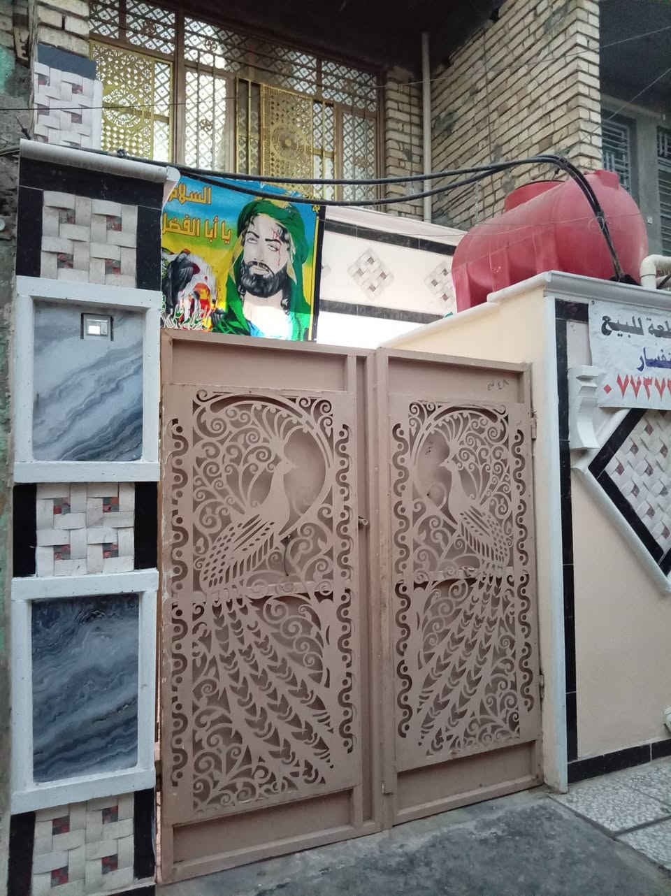 سلا عليكم نص قطعه طابقين قرب الشارع رابع بيت قطاع ٥٤ قرب مطعم الحاج للاستفسار ***********

