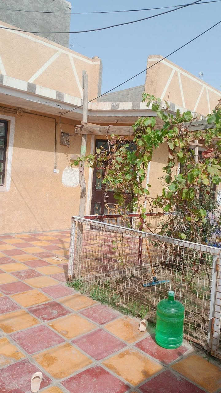 بيت للبيع المساحه 208طابو زراعي سند 25يحتوي على👈👈غرفتين نوم وكلدور وصاله ومطبخ وصحيات خارجيه وداخليه وكراج سياره وحديقه العنوان شارع 80مال كربلاء قرب القبه الذهبيه للاستفسار اكثر الاتصال على الرقم التالي ***********
