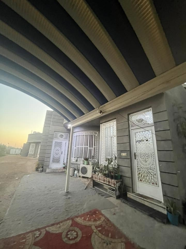 مزرعه للبيع مساحه 3الف و300 متر (3300)
تتكون من : 3 بيوت بناء حديث ارضيه مرمر بناء جيد طابوق جمهوري صب مسلح  تحتوي ع حديقتين واحده جانبيه والثانيه اماميه كبيره جداً تحتوي علئ أشجار حمضيه وتين ورمان ونخيل تمر وأشجار عنب 

تحتوي ع كراج سيارات مع سقيفه كبيره. 

البيت الأول : مساحه 250 متر  طابق واحد يحتوي علئ غرفتين نوم + مجمع صحيات + صاله + هول عدد 2 + مطبخ  + يبع مع الأثاث الأول فقط !! 

البيت الثاني : مساحه 250 متر طابق واحد يحتوي علئ غرفتين نوم + مجمع صحيات + مطبخ حار وبارد + هول + صاله  

البيت الثالث : مساحه 350 متر طابق واحد يحتوي علئ غرفتين نوم + صالة + مجمع صحيات + مطبخ + هول . 

العنوان : طريق حله ديوانيه مقابيل قاعه أعراس ميس الريم Vlp . 

للتفاصيل اكثر التواصل مع : ***********
