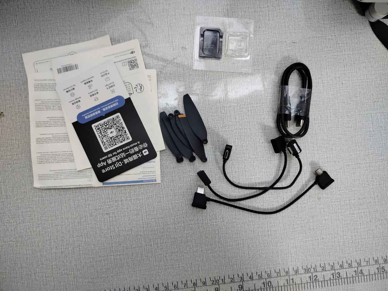 سلام عليكم متوفر درون دي جي اي مني تو  للبيع درون جديد لوك.   سعر 600الف   ......                                                 رقم وتساب ***********      مواصفات  درون هي.     درون DJI Mini 2 هي واحدة من أفضل الدرونات الصغيرة في السوق، وتتميز بالعديد من المواصفات الرائعة. إليك بعض المواصفات الرئيسية:::

- *الوزن*: 249 جرام
- *دقة الكاميرا*: 4k.60fps
- *مدى التحكم*: 10 كم
- *مقاومة الرياح*: مستوى 9
- *التكبير الرقمي*: 4x
- *زمن الطيران*: 31 دقيقة
- *نظام النقل*: OcuSync 2.0
- *الاستقرار*: 3-axis (tilt, roll, pan)

الدرون تأتي مع العديد من الميزات الذكية، مثل:
- *QuickShots*: أوضاع تصوير مبرمجة مسبقًا
- *Hyperlapse*: تصوير فاصل زمني
- *Panorama*: تصوير بانورامي
- *تتبع الأهداف*: تتبع الأهداف تلقائيًا

الدرون متوافقة مع تطبيق DJI Fly، الذي يتيح لك التحكم في الدرون وتحرير الصور والفيديوهات بسهولة ¹ ² ³.
