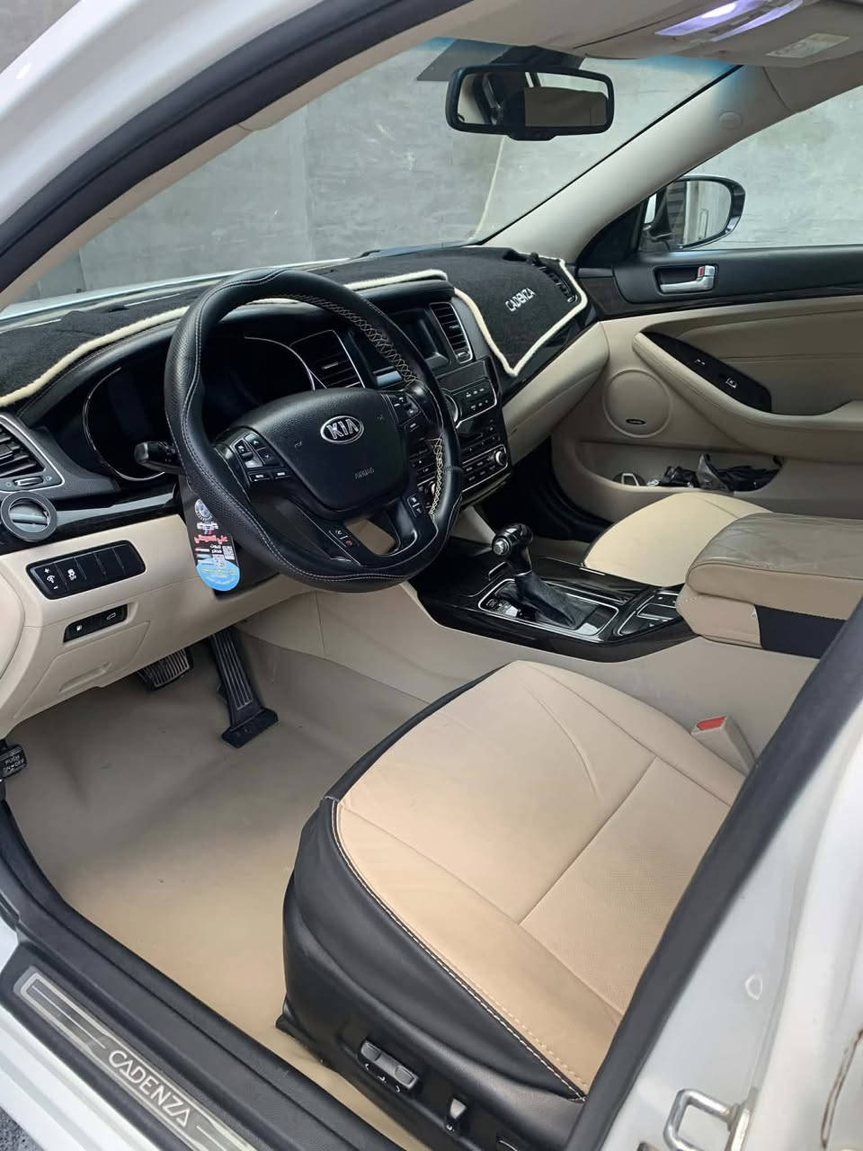 السلام عليكم
كيا كادينزا ٢٠١٤ خليجي فول وكالة الشركة الدولية  رقم بغداد الجديد بأسمي تحويل مباشر والسيارة معروفه مواصفاتها
مكفوله كفاله عامه من ضربه والصبغ 
فقط بارد بالباب الخلفي وراجع بلاد 
كير محرك خير من الله 
السيارة ماشية ١٥٨ 
للاستفسار اكثر اتصل 
***********
السعر ١٥٨ بيها مجال بسيط 
مكانها ديالى
