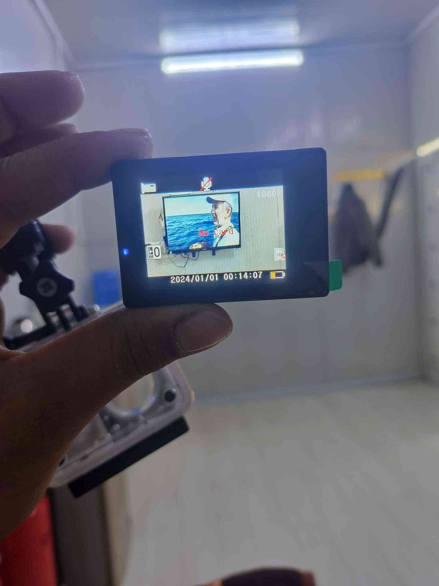 غراض للبيع ٢ خوذ فج قلاب ثنينهن بيهن بيهن سماعات نضيفات بس الحمرة الجامة مالتهة شوية مشخطة  وكسارات جديدات ستيل ثقيل وشاشة ترهم عل دراجة ما اعرف لنضامهة 
الخوذ الحمرة علا ٢٥
والسودة ب٣٥
الكسارات ب٣٠
والشاشة ب١٥ 
كامرة مغامرات بدقة 1080 شغالة علفحص قفلهة ٢٠
اسعار ثابتة رجاء بدون معامل والياخذهن شلع نتفاهم عليهن عنواني بغداد الحبيبية *********** مستعجل علا بيتعهن بدون معامل اسعار ثابتة بغداد
