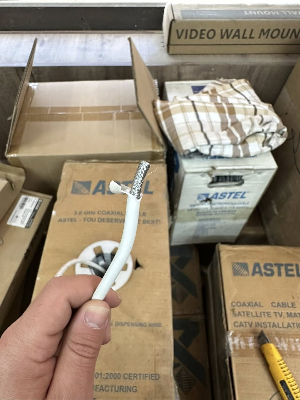 للبيع: كيبل ASTEL RG-6 أصلي (Premium)
• المواصفات: 97% Braiding | 3.0 GHz.
• الطول: 305 متر (1000 قدم) للبكرة.
• الاستخدام: ستلايت، شبكات مركزية، وكاميرات مراقبة.
• الجودة: فئة بريميوم (ISO Certified).

الموقع: بغداد شارع الصناعه


**إذا كنت صاحب هذا الإعلان وتريد حذفه لأي سبب، رجاءا أرسل رسالة إلى الدعم الفني**