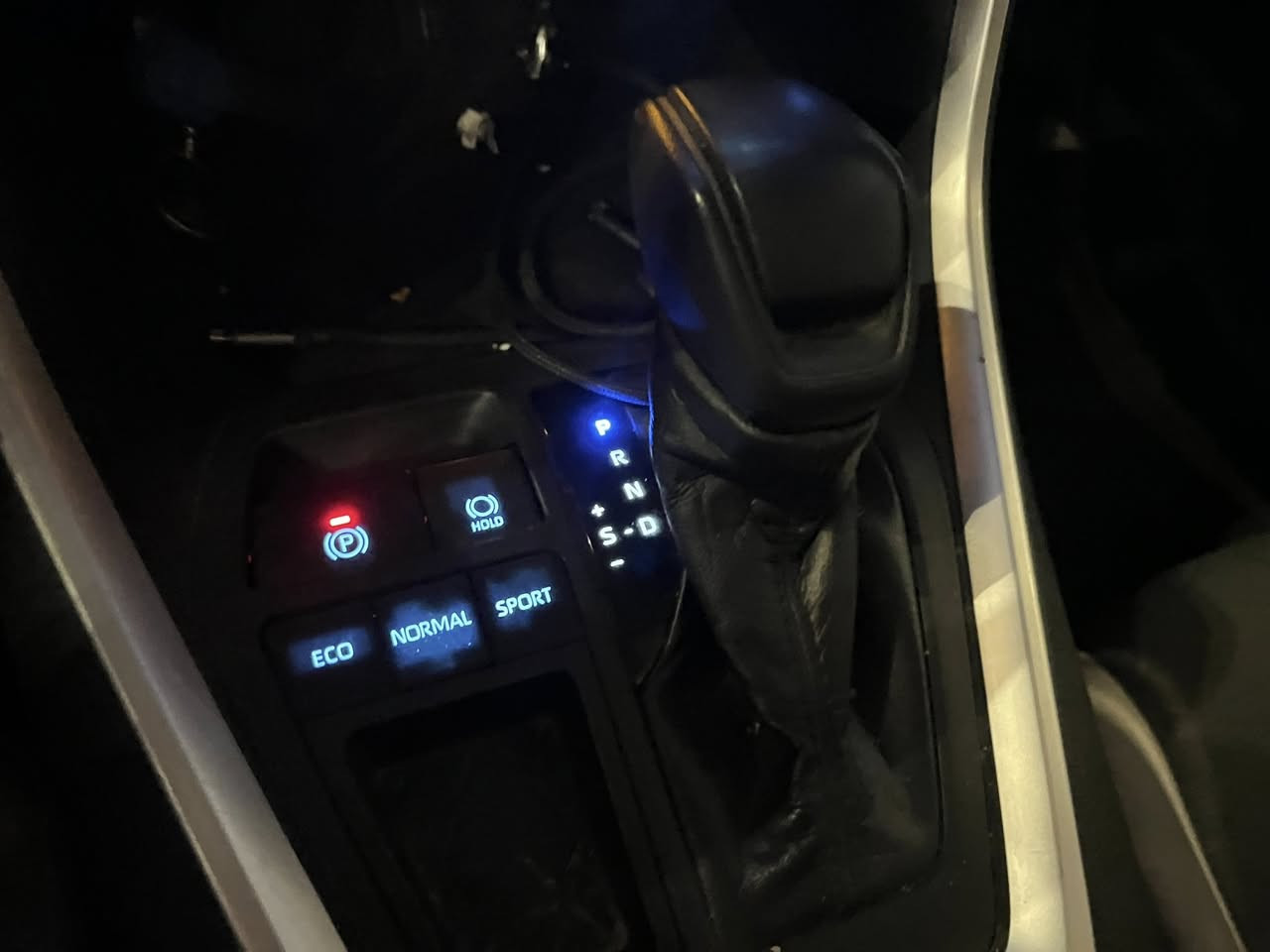 سلام عليكم تويوتا رافور 2020 مكينه V4 2.500تنفس طبيعي تخم تاير جديد السياره نضيفه رقم بغداد الجديد ثلاث انضمه قياده SPORT ECO NORML اشاير بل مري بصمه ابواب شاشه ابل كاربلاي السياره دفع رباعي AWD  XLE الايتات الأماميه LED ابيض عالي ناصي السياره حادثه بجم امامي اما الباقي مكفول كفاله عامه السعر 195ورقه وبيه مجال للاستفسار 
الرقم ***********
