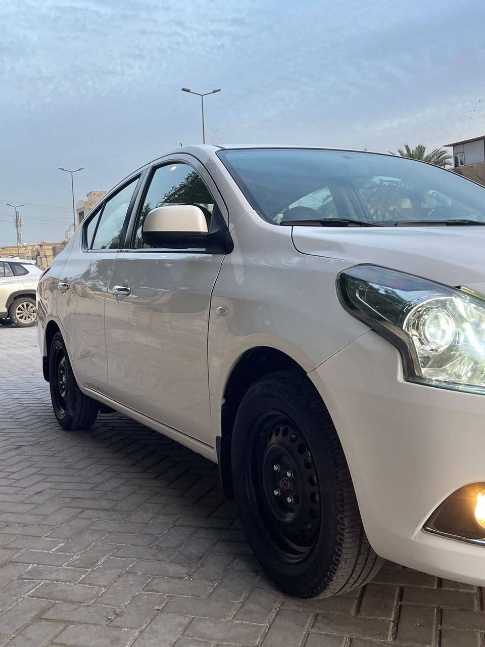 السلام عليكم صني هندي ام الابليتة الزركة موديل 21 ماشية 47 بيه صبغ نص جاملغ والجاملغ الثاني جان بي بارد وبدلتة بواحد اصلي والقديم موجود السيارة جديدة السعر 108 وبيه مجال مكان الشعب للاتصال ***********
