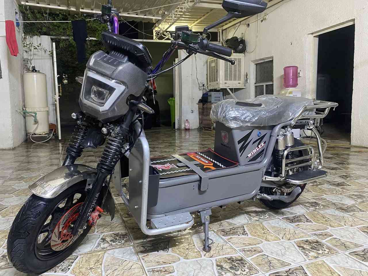 دراجة شحن للبيع المواصفات.                                          1-ماركة ونلي 2-دراجة نوع هارلي حديث 3-موديل 2025 
4-السرعة 100  5- عدد البطاريات 6 
6-الايت زنون واصفر 7-البريك كلة دسكات حديث                   8- الكير اربعة نمرة   
مستعمل شهرين.
سعر الدراجة الاصلي 900
السعر المطلوب حاليا 700 الف فقط 
رقم الواتس اب 
***********
