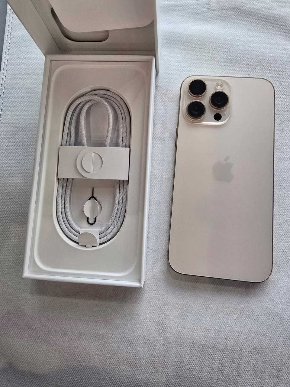 السلام عليكم 
16 برو ماكس ماستر 
بطاريته 100 
نظافته 100  بعده بضمان شهر 7 سنه جايه 
ملحقاته كامله سعره 1400 الف قفل 🔏 
مكاني بغداد ***********
