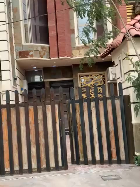 🏠 بيت للبيع – موقع تجاري مميز
بيت للبيع بمساحة 100م² سند و140م² واقع حال
البيت حديث البناء، مشيّد بالطابوق، ويتكون من طابقين، ومجهز تجهيزاً كاملاً وجاهز للسكن فوراً.
✨ مواصفات البيت:
▪️ جص وبورك كامل
▪️ كهرباء دفن
▪️ عدد 6 سبالت
▪️ كاونتر مطبخ حديث مع طباخ
▪️ عدد 2 ماطور ماء
▪️ عدد 2 سخان ماء
▪️ عدد 2 تانكي ماء
▪️ منظومة كاميرات مراقبة
▪️ سستم كامل للبيت
▪️ مع ملحقات كاملة
📍 الموقع:
تجاري على شارع عرض 60 متر
منطقة حولّي – التحرير
💰 السعر: يرهم بيع أو مراوس
للاتصال: ***********
