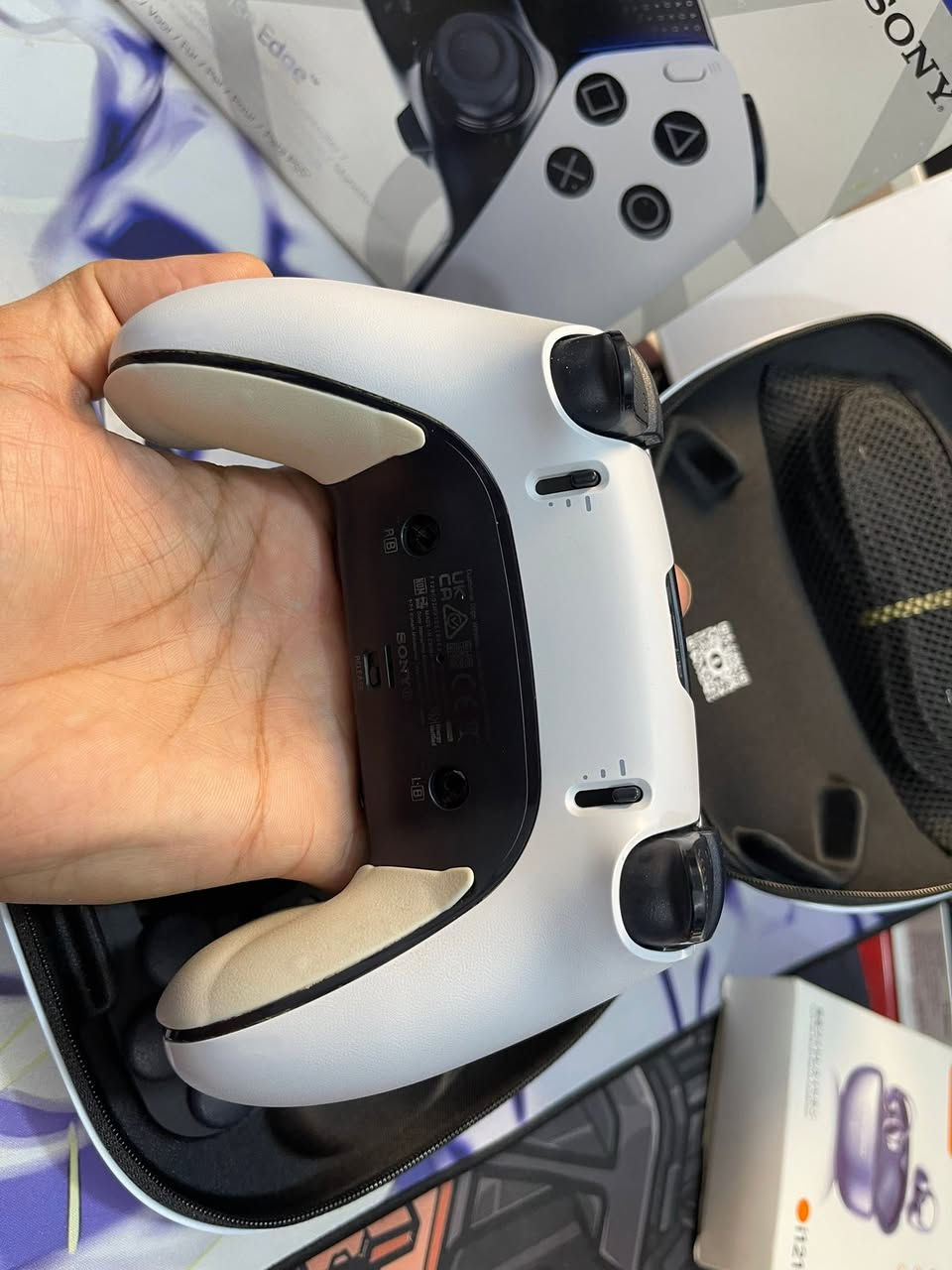 جوستك بلي 5 Sony PlayStation 5 DualSense Edge اللاسلكية الاحترافية باللون الأبيض. 

تتميز هذه اليد المخصصة بقدرة عالية على التعديل، حيث تتيح لك إعادة تعيين الأزرار وتعديل حساسية العصا والزناد لتناسب أسلوب لعبك.
تتضمن الوحدة أزرارًا خلفية قابلة للبرمجة ووحدات عصا أنالوج قابلة للاستبدال، مما يطيل من عمر الجهاز ويعزز الدقة.
تتضمن الحزمة حقيبة حمل مخصصة، كابل USB مجدول، وأغطية طرفية مختلفة للعصا لضمان الراحة والأداء.
تحتفظ بجميع الميزات الغامرة لوحدة DualSense الأصلية، مثل التغذية اللمسية، والزنادات المتكيفة، والميكروفون المدمج. 
ملاحظة 🌺🌺مستخدمة بيها خلع بالجلدة فقط شرط الشغل وكامل ملحقات 🌺🌺


**إذا كنت صاحب هذا الإعلان وتريد حذفه لأي سبب، رجاءا أرسل رسالة إلى الدعم الفني**