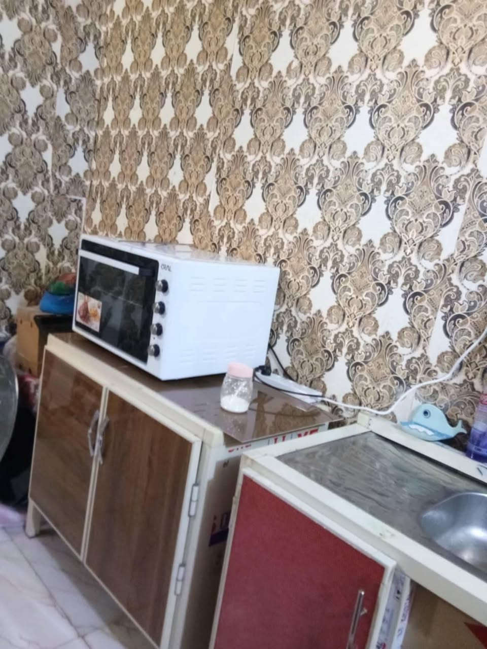 السلام عليكم بيت استقبال وغرفه وصحيات و مطبخ ودوسطح ماء مجاري كهرباء مولد شارع البانزين خانه منطقة العصوم للجوه زراعي سعر ٤٠مساحته 120 الرقم ***********
