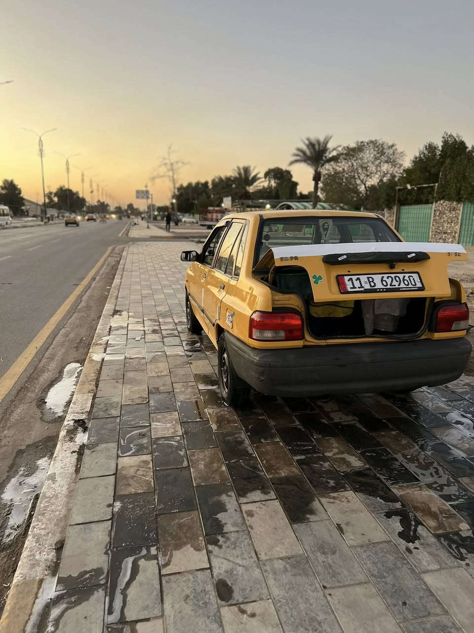 سايبه إيراني
مديل ١٢ 
رقم بغداد دولي باسمي 
تخم تاير  قبل شهر شادهن 
تبريد ثلج 
شاشه وكامره 
محرك وكير شواصي مكفولات 
دبل امامي وخلفي جديد
درام شفت جديد 
بوربنك جديد خلفي وأمامي 
دسكات جديد 
دوشمه حلوه 
سيارة جاهزه 
مكاني بغداد بلديات 
السعر ٣٠ وبيه مجال بسيط 
رقمي ***********
