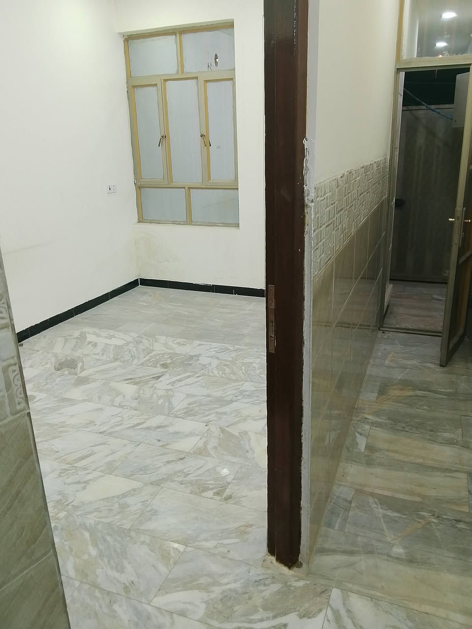 السلام عليكم يتوفر لدا مكتبنا مشتمل الايجار المساحه 50م مدخلين طابقين بناء حديث يحتوي على غرفتين نوم فوك وجوه استقبال ومطبخ وخدمات موقع المشتمل الشعب قرب شارع عدن خلف جامع الشروفي ماكو مقابيلك جيران مقابيل متنزه بدل الايجار 450قفل بدون عمله الاستفسار مكتب الشعب للعقار ***********
