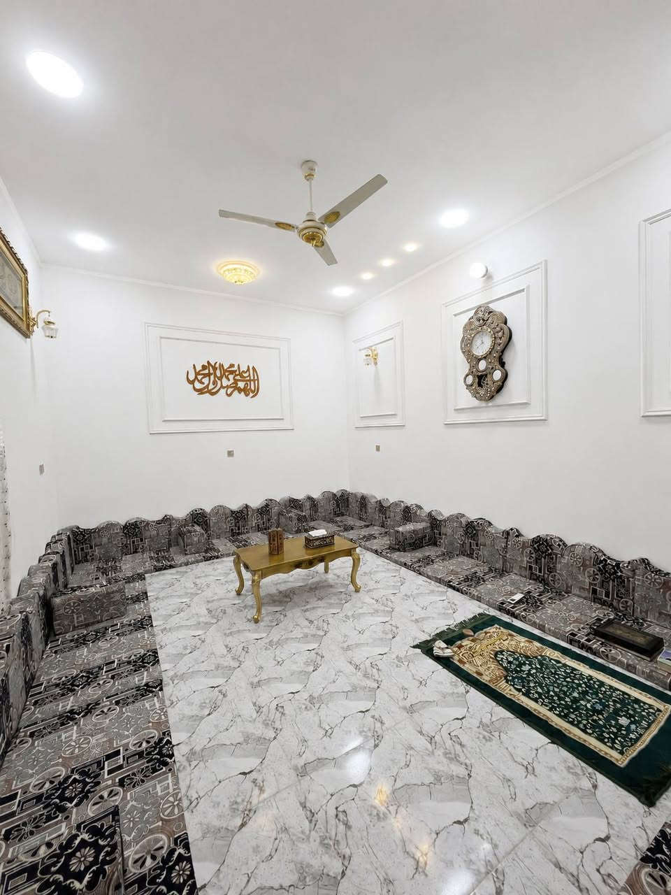 بيت 150 متر بالإسكان الصناعي
 النزله الثانية عرض شارع 15 متر تبليط  
الطابق الأول // طارمه وحديقه استقبال وصاله وغرفتين نوم ومطبخ وصحيات داخليه وخارجيه
الطابق الثاني // يتكون من غرفتين نوم وصاله وصحيات
السعر والتفاصيل اتصل ***********
