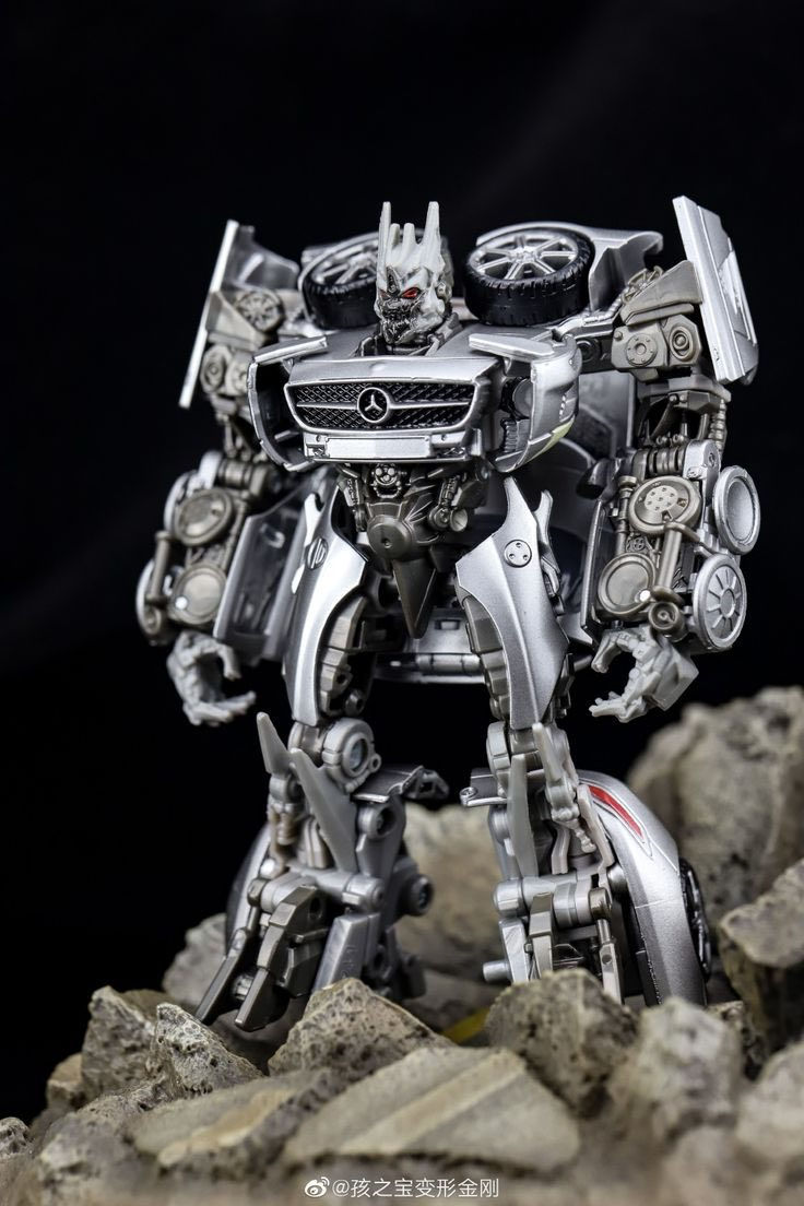 مجسم "ساوندويف" (Soundwave) من سلسلة "ترانسفورمرز ستوديو سيريز 51" (Transformers Studio Series 51) الفاخرة.
الشخصية: يمثل المجسم شخصية ساوندويف كما ظهرت في فيلم Transformers: Dark of the Moon.المميزات: يأتي المجسم مع ملحق لشخصية "ليزربيك" (Laserbeak) الصغيرة التي يمكن تركيبها على ذراعه.التحول: يمكن تحويل المجسم من وضع الروبوت إلى وضع السيارة (مرسيدس بنز SLS AMG) في 19 خطوة.
المقياس: يبلغ ارتفاع المجسم حوالي  (12 سم) 
للمزيد من المعلومات مراسلة الصفحة
يتوفر خدمة توصيل لجميع محافظات العراق 🚕


**إذا كنت صاحب هذا الإعلان وتريد حذفه لأي سبب، رجاءا أرسل رسالة إلى الدعم الفني**