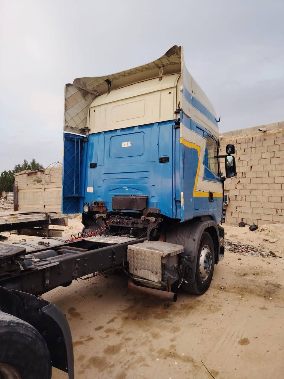 السلام عليكم سكانيا للبيع 2004رقم بصرة انكليزي مكينه انجكتر جديده لابخار ولاتنقيص كير٣/٣شاصي مكفول شرط التحويل مكان السياره البصرة *********** 
مربوطه بسنويه فلات ذات جوانب متحركه
