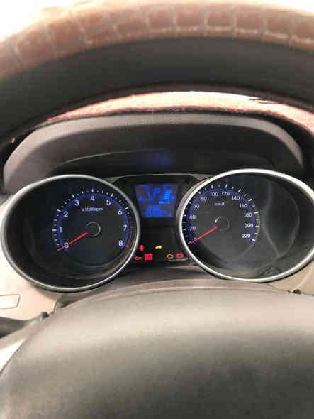 السلام عليكم عندي توسان موديل 14 سيارة نضيفة ما عدا الباب اليسر بي شخطة كما في الصورة  ماشية 107 كيلو متر السيارة بسمي من الاستلام رقم جديد المكان بغداد الأمين الثانية السعر 160 وبي مجال .
الاستفسار 
***********
