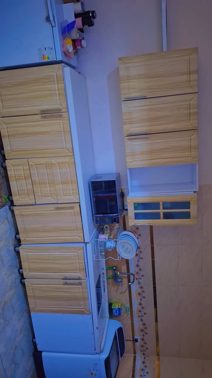 تخم ٨ مقاعد ب 100 
كاونتر ٣م ونص وسنك  .. الداخل  mdf والخارج hdf 
مع ملحق ب 450 
غرفة نوم تركي ٧ قطع ب 500 
ميز بلازما  ب 50 
طبلة وسطية 25 
سبلت 1طن انفيرتر  توسوت  ب100 
للاستفسار التواصل على الرقم ***********
