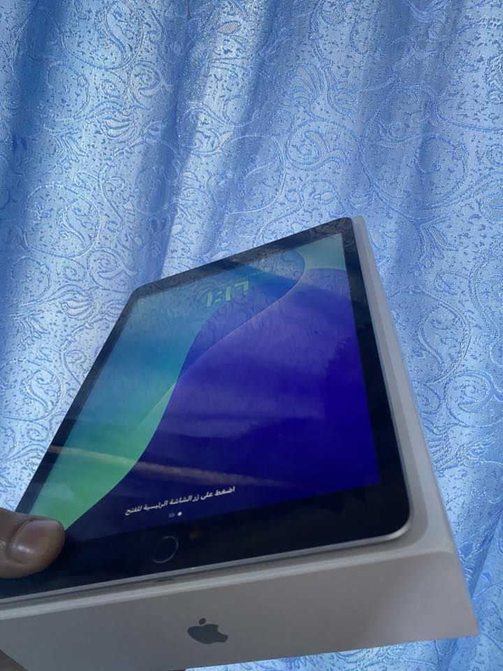 ايباد 9 الجيل التاسع ذاكره 64 لون رصاصي كارتون وكيبل الاصلي جهاز نضيف جداً مكفول من كلشي نت اتصال كامره بصمه كله شغال السعر 300 وبيه مجال مكاني بصره ***********
