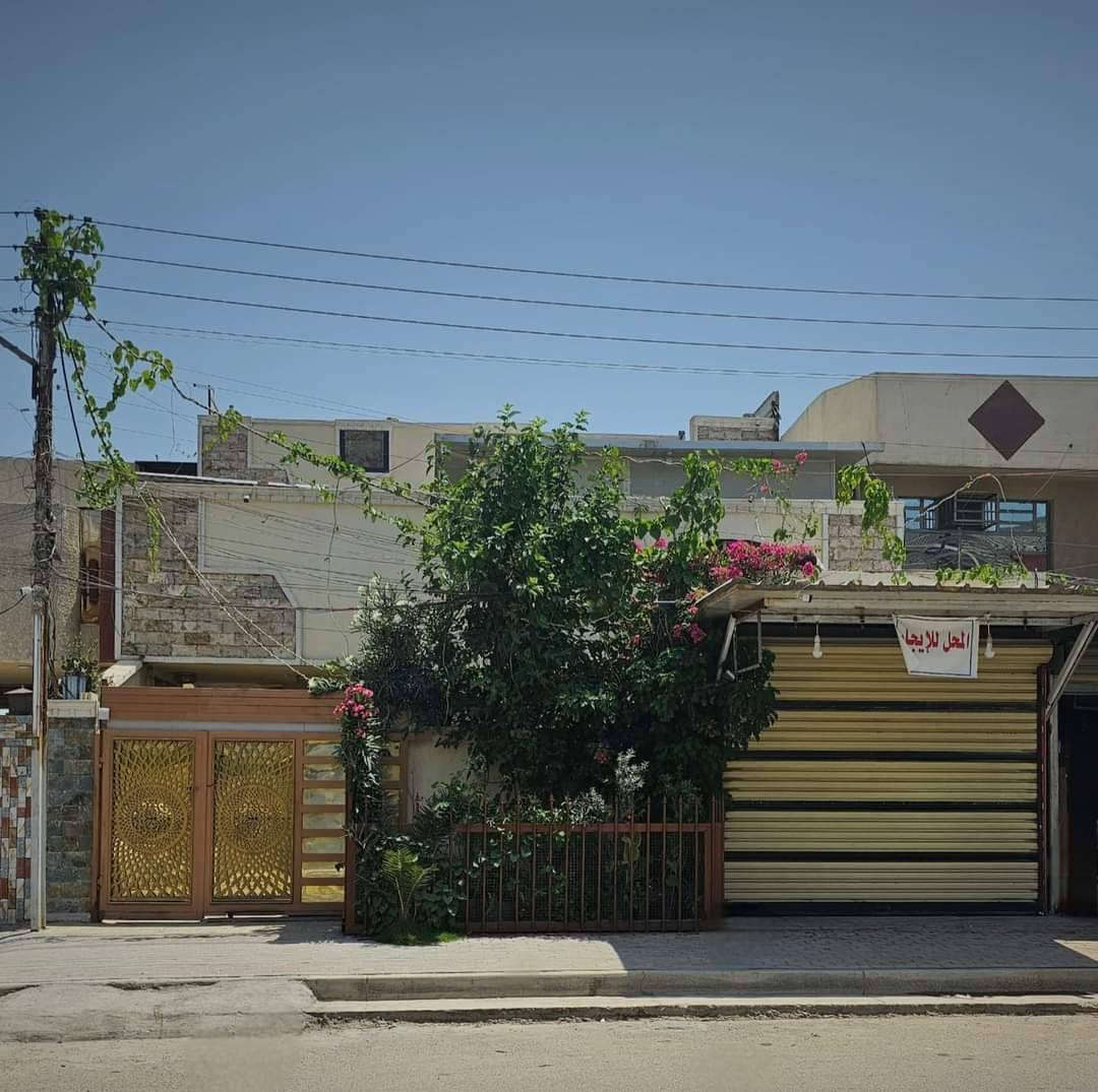 سلام عليكم.
دار للبيع .الدورة ابو دشير شارع جامع الرحمن.
*يحتوي الطابق الاول{محل.طرمة كبيرة.غرفة نوم.اسقبال.هول.حولي كبير .ترك 2.مخزن صغير.حمام +تواليت}
*الطابق الثاني{ثلاث غرف نوم.حولي .حمام +تواليت.صطح صغير}
الطابق الثالث صطح كبير.
للستفسار اكثر اتصل على الرقم ادناه[***********].
