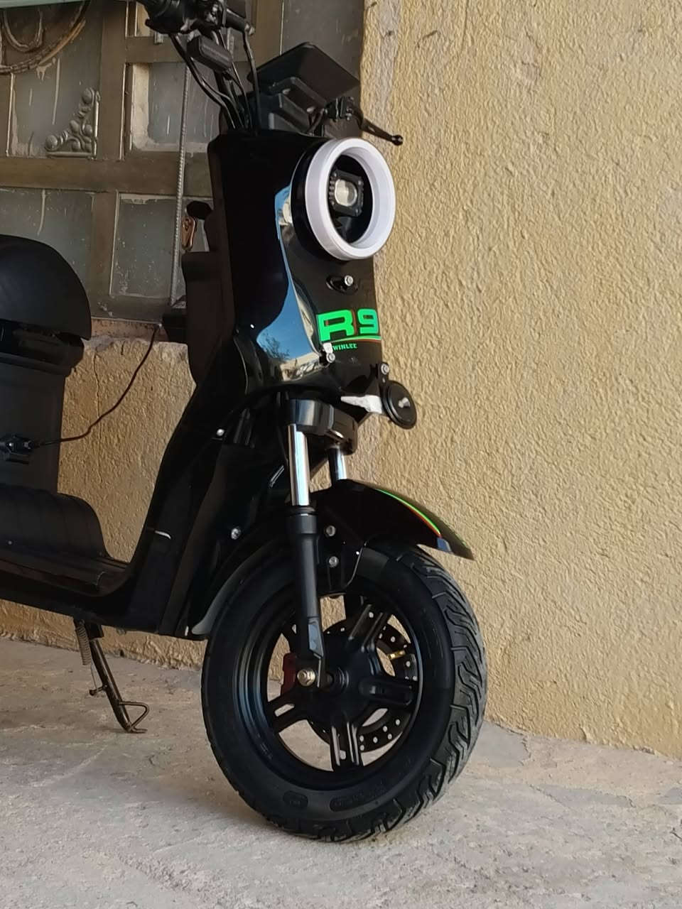 سلام عليكم دراجه شحن ار9 لبيع المكان البصره گرمه علي حي الرساله السعر 430 وبيه مجال تواصل على ه‍اذ الرقم ***********
