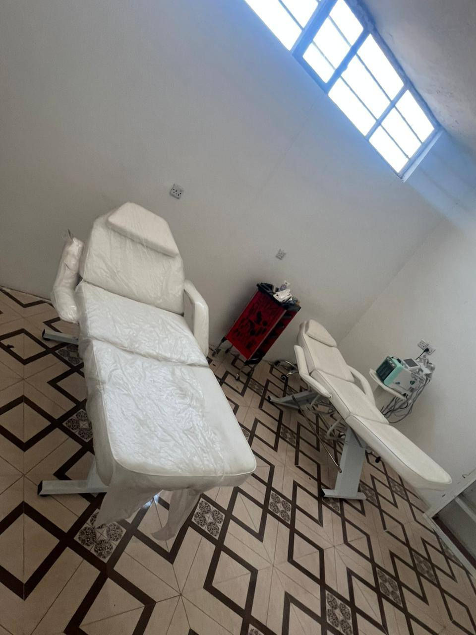 ​📢 فرصة لأصحاب مراكز التجميل والصالونات: أجهزة هايدروفيشال بحالة الوكالة 💆‍♀️✨
للبيع أجهزة Hydrafacial أصلية، بحالة شبه جديدة تماماً. الأجهزة تم استخدامها لفترة بسيطة جداً وتعمل بكفاءة 100% دون أي عيوب تقنية أو أعطال.
​🔍 تفاصيل الأجهزة:
​النوع: هايدروفيشال (جهازين مختلفين، لكل واحد استخدام ومميزات خاصة).
​الحالة: نظافة 100% (بحالة الوكالة).
​السبب: (تصفية أو تحديث).
​💰 الأسعار (قفل):
​الجهاز الأول: 10 أوراق (قفل).
​الجهاز الثاني: 200$ (قفل).
​سديات (عدد 2): 200$ (للاثنين معاً).
​🤝 ملاحظة: يوجد تفاوض بسيط جداً للجادين (الصاملين) فقط.
​📍 للتواصل والاستفسار:
​يرجى الاتصال مباشرة على الرقم:
📞 ***********
