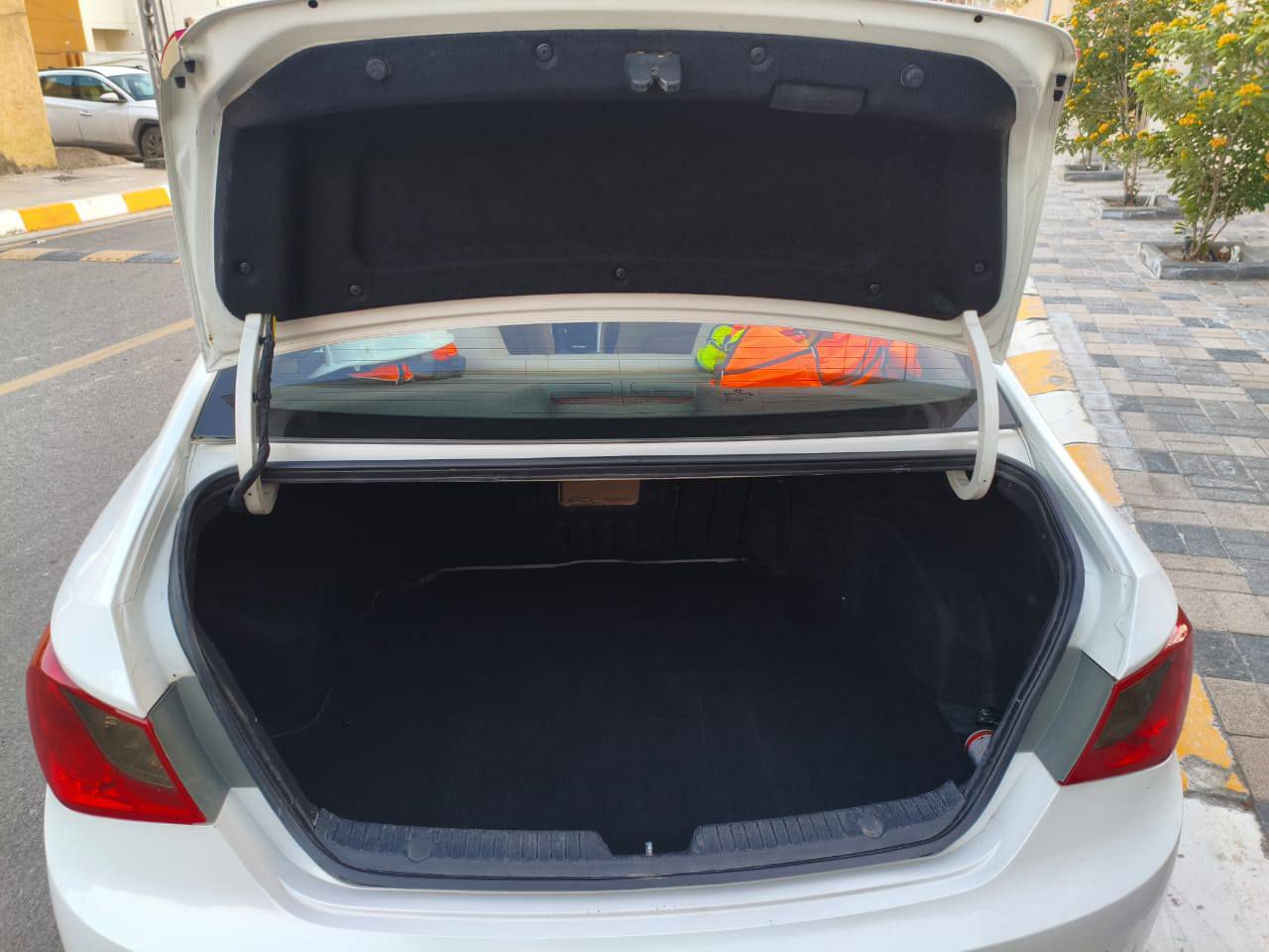 سوناتا خليجي ٢٠١١
محرك ٢٤٠٠ دوش
حساس وكاميرا خلفي وتحكم ستيرن وشفتات بالستيرن
رقم بغداد بأسمي تحويل ثاني يوم 
السياره مكفوله من الصبغ 
بيها بارد بسيط بالجاملغ الامامي اثر شخط                                             وبيهه بارد جوه قبق البانزين كلش صغير                                             صدر امامي خلفي جديد.             
 ادامه كامله فيت بم نوزلات بلكات مجاول
تخم تاير جديد 
السياره جاهزة والسعر ١٣٢$
للاستفسار ***********
