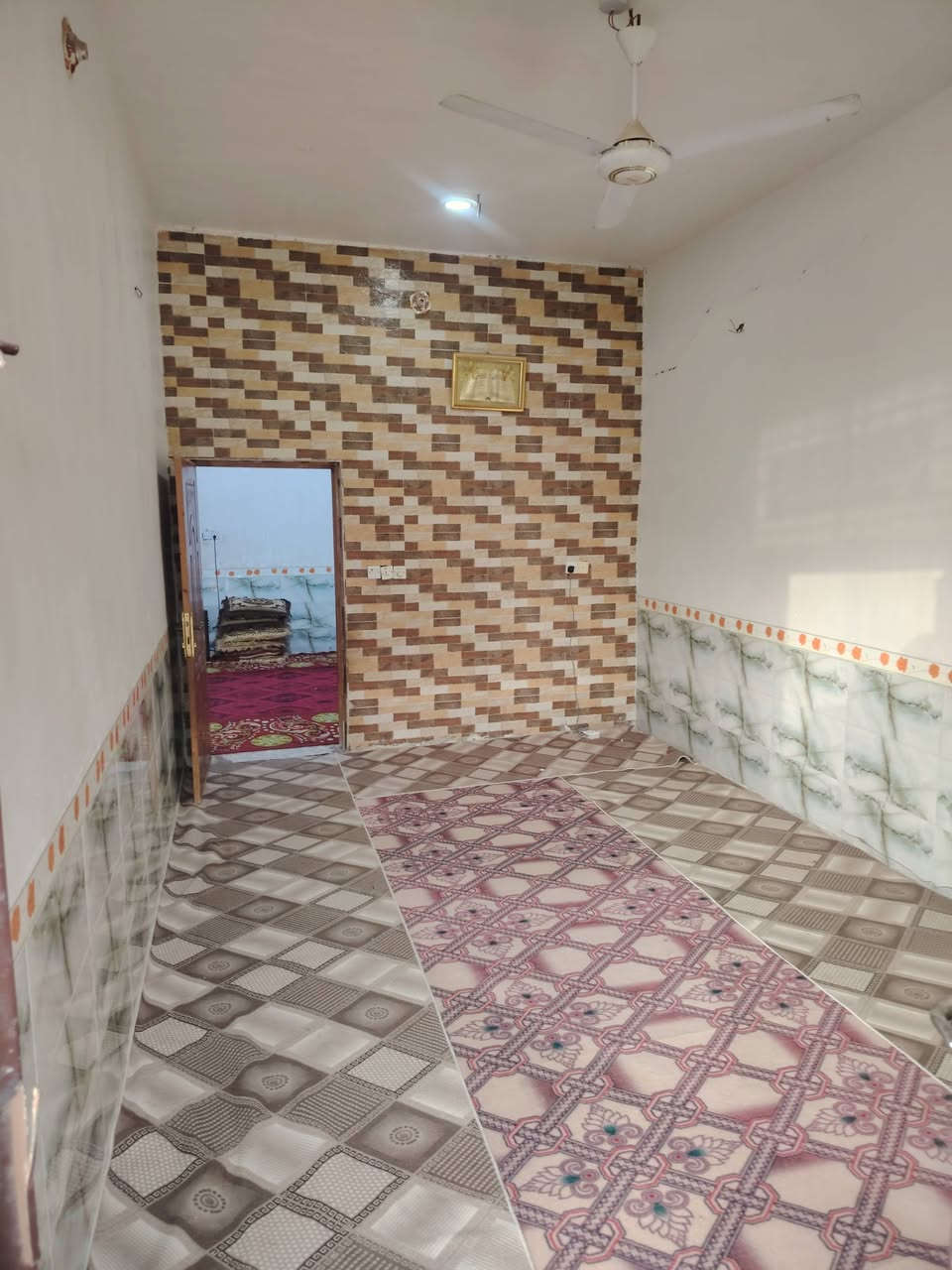 السلام عليكم بيت طابو صرف مساحة 150م يحتوي علئ 2 غرف نوم وصالة واستقبال مثل ما موضح بالصور بناء حديث كونكريت موقع الصدر الرابع قرب سيد عبدالله للاستفسار اتصال علئ الرقم ***********
