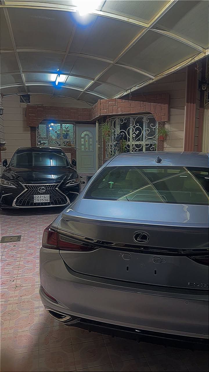 لكزس es 350 /2023
مواصفات 1/1
ضرر قطعتين 
سعر 318 وبي مجال(مو تجي تكلي اختها ب 290 هاي مو هايبرد)
***********
