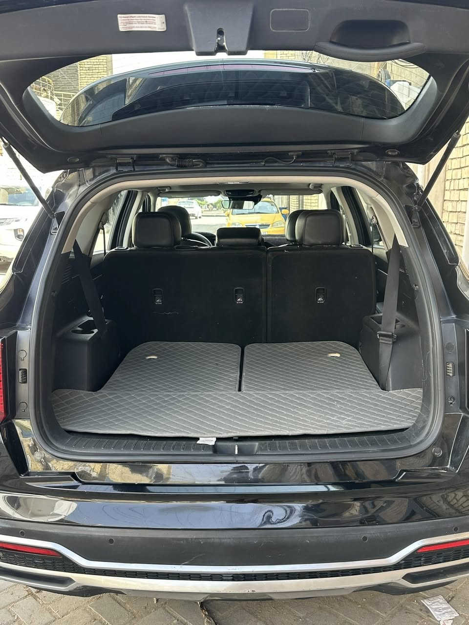 السلام عليكم سورنتو 2021 أمريكي 7 راكب مكينه 2500 باسمي بيها بس القبق الجنطه صبغ بدون دواخل ولسونار  مرفق السعر215 او مراوس بلاندكروز 2011 
***********
